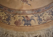 ALFOMBRA CHINA CIRCULAR, de fondo beige con dec. smbolos y motivos orientales. Manchas. Dim: 190 cm.