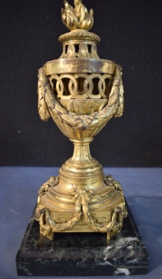 Par de Torcheres - Candeleros de bronce, base de mrmol. Alto 26 cm.