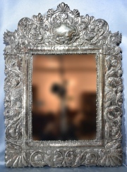 Espejo Altoperuano, Siglo XVIII, de plata con decoracin floral y aves. 90 x 70 cm.