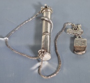 Yesquero, realizado en plata, cuerpo cilndrico donde se enrosca una serpiente. Tapa y pedernal con figura de gallo. Ex