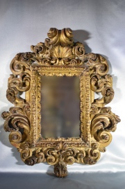 Espejo de pared rococ, madera tallada y dorada. Restauros. Alto: 73 cm. Frente: 57 cm.