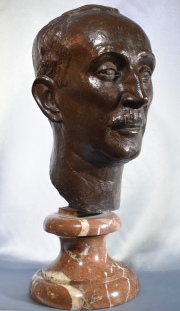 Jos Fioravanti, Alejandro Bustillo, Escultura de bronce. Alto total: 51 cm.