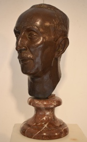 Jos Fioravanti, Alejandro Bustillo, Escultura de bronce. Alto total: 51 cm.