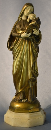 Virgen con el Nio, escultura de bronce dorado, firmada D. Alonzo. Alto: 36.5 cm.