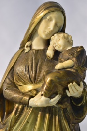 Virgen con el Nio, escultura de bronce dorado, firmada D. Alonzo. Alto: 36.5 cm.