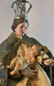 VIRGEN Y EL NIO, con corona de plata. Siglo XIX. Alto: 36 cm. Bolivia siglo XIX