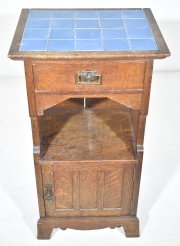 Mesa de luz inglesa A. Noveau, tapa mosaicos celestes, 1 puerta, Alto: 78 cm. con deterioros. 1 cajón.