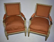 Par de sillones Luis XVI laqueados, tapizados brick con almohadones. con pequeas manchas.