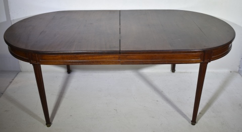 Juego de Comedor estilo Luis XVI, laqueados mesa con 2 tabla con deterioros , 4 sillas y 2 sillones , tapizado cuero. 7