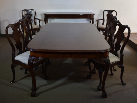 Juego de Comedor ingls est. chippendale: mesa, 10 sillas, 2 sillones, consola. Total 14 piezas.