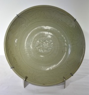 Gran plato chino celadon, tono verde. Con soporte. Dimetro 44 cm.