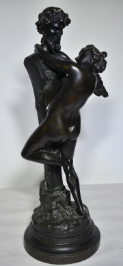 Figura femnenina, abrazando a baco, escultura de bronce de 53 cm. de alto.