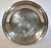 Fuente honda de plata colonial con Inicial T. Dimetro: 35 cm. Peso: 909 gr.