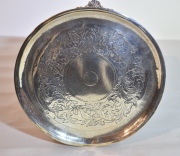 Tarjetero circular, plata europea Irlandesa con 3 patitas. Dimetro: 22 cm. Peso: 360 gr.