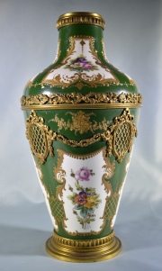 Vaso de Sevres, esmalte verde, decoracin dorado. Alto: 36 cm.