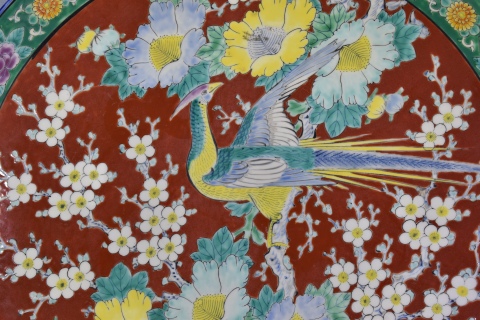 PLATO JAPONES, de porcelana recubierta de esmaltes polcromos con decoracin de aves y flores. Fisura. Dimetro: 34 cm.