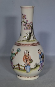 VASO ORIENTAL, de porcelana con decoracin de personajes polcromos. Algunos deterioros. Alto: 19 cm.