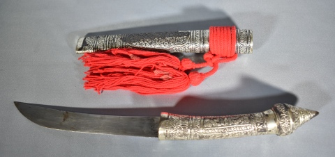 CUCHILLO HINDU, con cabo y vaina de metal plateado. Hoja de acero. Rplica. Largo: 43 cm.