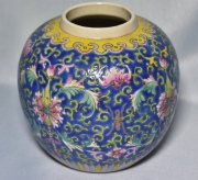 Vaso chino globular, chico, de porcelana con decoracin polcroma. 12 cm.