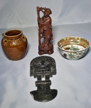 CUATRO PIEZAS VARIAS, bowl chino, vaso con esmalte marrn, figura oriental de madera tallada y hacha-totem mejicano.