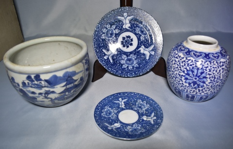 CUATRO PIEZAS DE PORCELANA ORIENTAL, cachet pot, vaso y dos platos. Decoracin en esmalte azul.