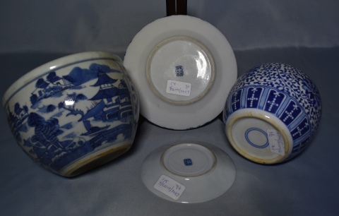 CUATRO PIEZAS DE PORCELANA ORIENTAL, cachet pot, vaso y dos platos. Decoracin en esmalte azul.