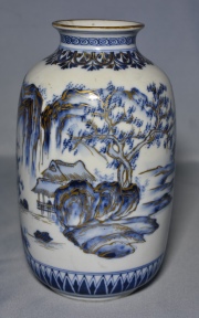 Vaso porcelana oriental, blanca decoracin de paisajes en esmalte azul y dorado. Alto: 24 cm.