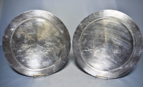 Par de masiteros metal plateado ingls . Mappin & Webb, circulares. Dim. 23.5 cm.