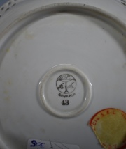 CENTRO DE BAVARIA, de porcelana alemana con decoracin de frutos polcromos. Borde lobulado y calado. Dimetro: 23 cm.