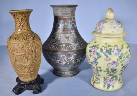 DOS VASOS Y POTICHE, uno chino de bronce cloisonn, otro de pasta, y el potiche de porcelana policromada. 3 piezas.