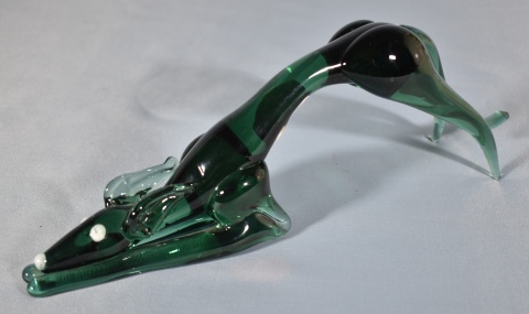 PERRO DE MURANO, de vidrio verde. Pequea cachadura. Largo: 32 cm.