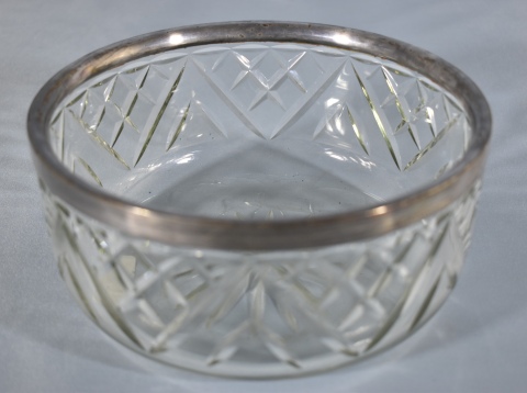 ENSALADERA INGLESA, de vidrio tallado con virola de metal. Marca de la casa Wright Ltd. Dimetro: 21 cm.