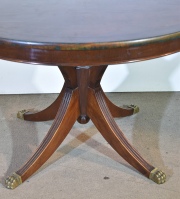 Mesa de comedor estilo Regency, con 1 tabla de alargue y manivela. Dimetro: 120 cm. Ancho tabla: 50 cm.