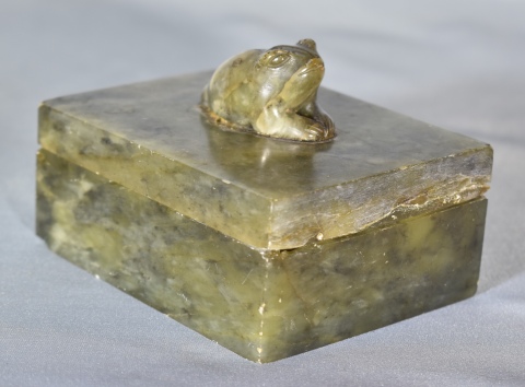 CAJA ORIENTAL, de piedra y con figura de rana en la tapa. Restauro y averas. Frente: 11 cm. Alto: 7,5 cm.