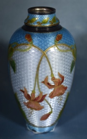 Vaso Artistico Art Nouveau, esmalte polcromo con flores. PequeaS saltaduras en la base. Alto 13 cm.
