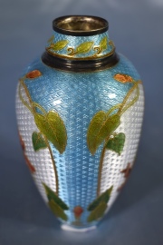 Vaso Artistico Art Nouveau, esmalte polcromo con flores. PequeaS saltaduras en la base. Alto 13 cm.