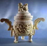 Vaso trpode chino de marfil, asas con argolla y tapa con dos leones de fo. Deterioros, restauros. Alto. 25 cm.