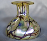 VASO TIFFANY, de vidrio artstico labrado en diversos colores. Alto: 7,3 cm.
