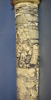 Cuchillo corto japons de marfil, tallado. Escenas costumbristas. Restauros. 40 cm.