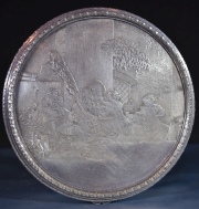 Cofre circular en metal plateado, tapa con grabado. Dim. 14,8 cm.