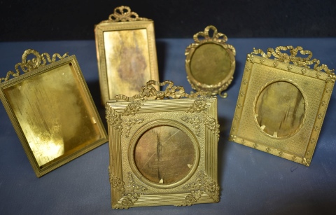 Cinco porta retratos de bronce, estilo francs.