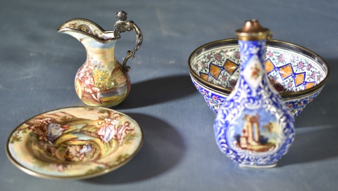 PERFUMERO, JARRA CON PLATO y CENTRO, tres piezas de esmalte en miniatura. Pequeas cascaduras. Alto mximo: 7,5 cm.