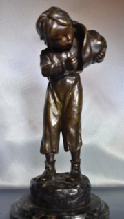A. Boffil 'Nio Fumando', escultura en bronce. Alto toatl: 33 cm.