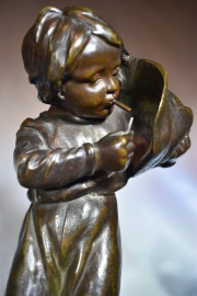 A. Boffil 'Nio Fumando', escultura en bronce. Alto toatl: 33 cm.