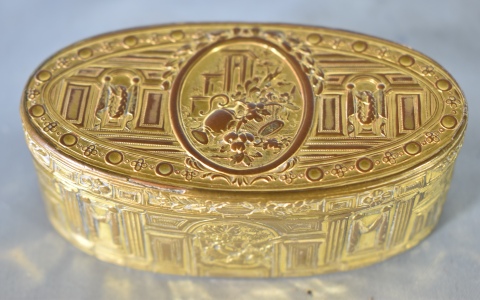 Cofre oval metal dorado, pequeo. 9 cm.