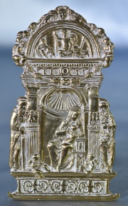Virgen, placa pequea de bronce con soporte. 10,8 cm.