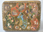 CIGARRERA ORIENTAL DE BRONCE CLOISONNE, con decoracin polcroma de abanicos y motivos florales. Mide 8 x 6,8 cm.