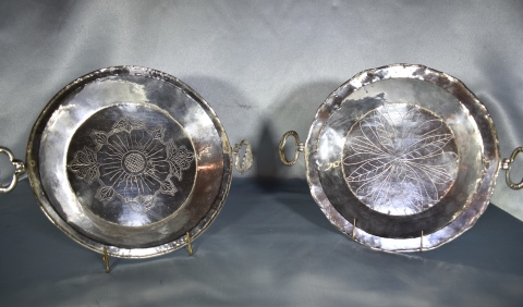 Dos platos hondos de plata colonial con argollas. Dim.: 25.6 cm. Peso: 925 g.