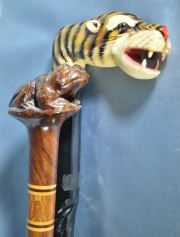 Dos bastones de madera, cabos en forma de tigre y rana. Largo: 98 y 90 cm.