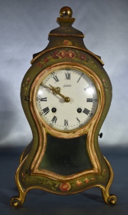 Reloj de mesa Suizo, caja de madera. Con Pndulo y llave. firmado: Le Cassel. 30 cm.
